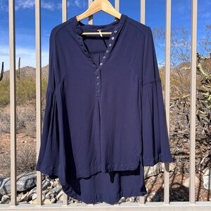 ⬇️💲Free People Women’s Top Size S Color Navy Longer In Back Flared Sleeves